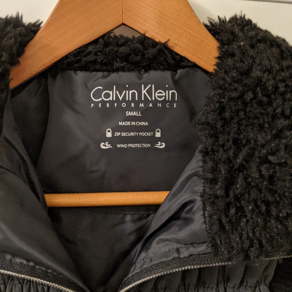Calvin Klein Performance vest black with pockets and faux fur collar - Picture 3 of 8